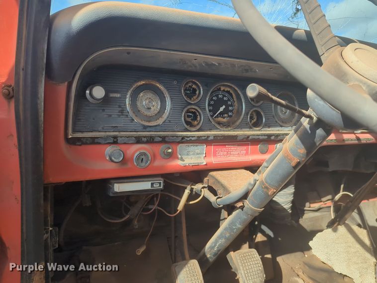 image for item EQ2416 1975 Ford F500 flatbed truck