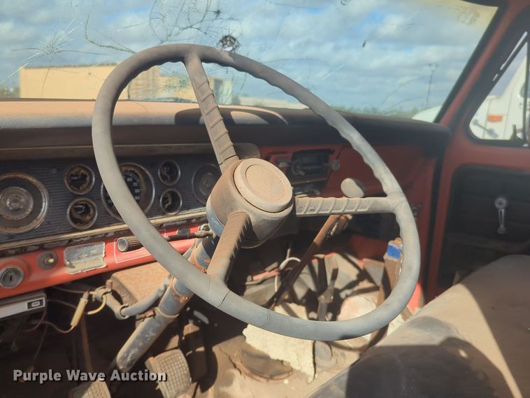 image for item EQ2416 1975 Ford F500 flatbed truck