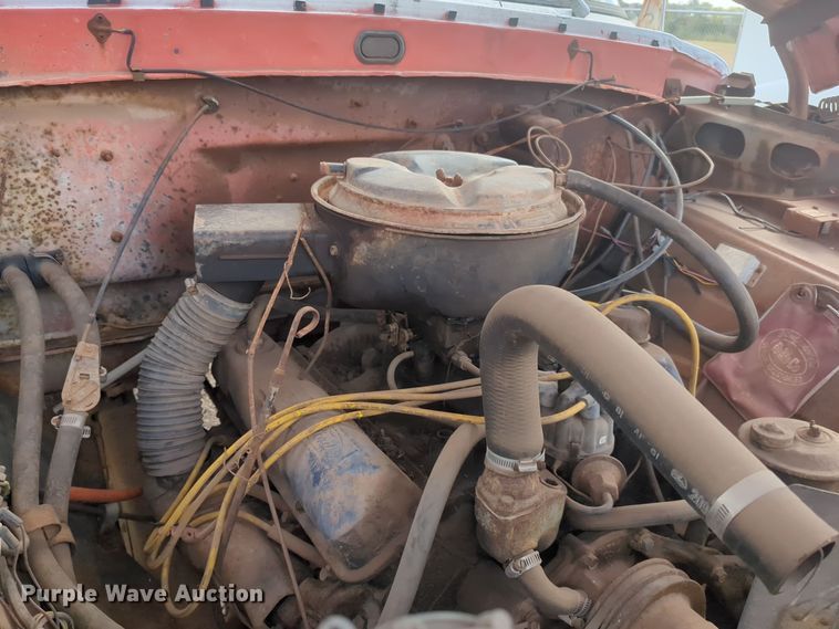 image for item EQ2416 1975 Ford F500 flatbed truck