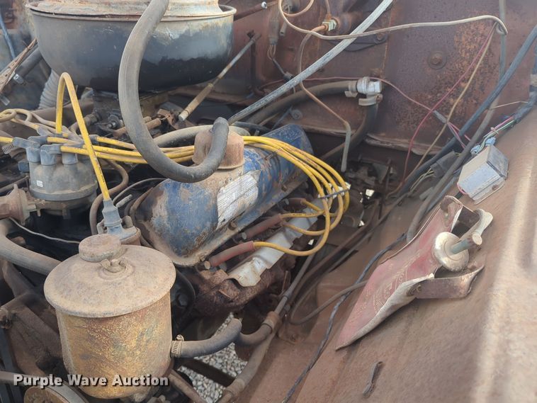 image for item EQ2416 1975 Ford F500 flatbed truck