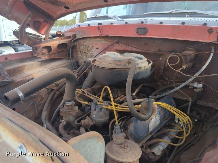 image for item EQ2416 1975 Ford F500 flatbed truck