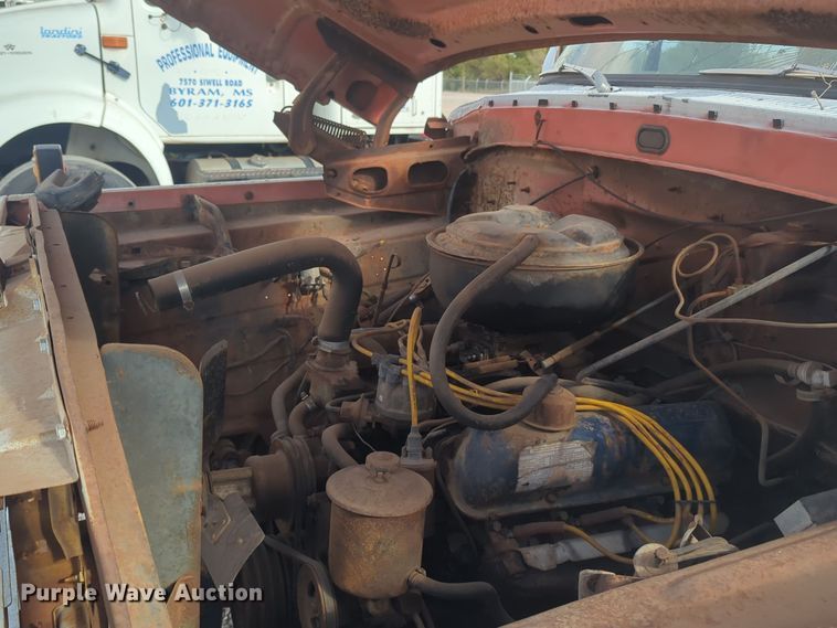 image for item EQ2416 1975 Ford F500 flatbed truck