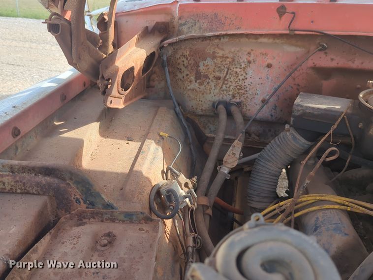 image for item EQ2416 1975 Ford F500 flatbed truck