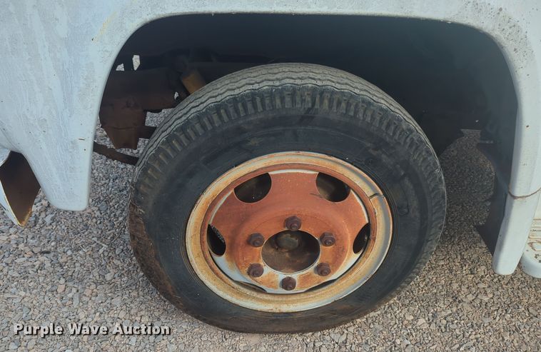 image for item EQ2416 1975 Ford F500 flatbed truck