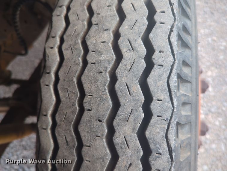 image for item EQ2416 1975 Ford F500 flatbed truck