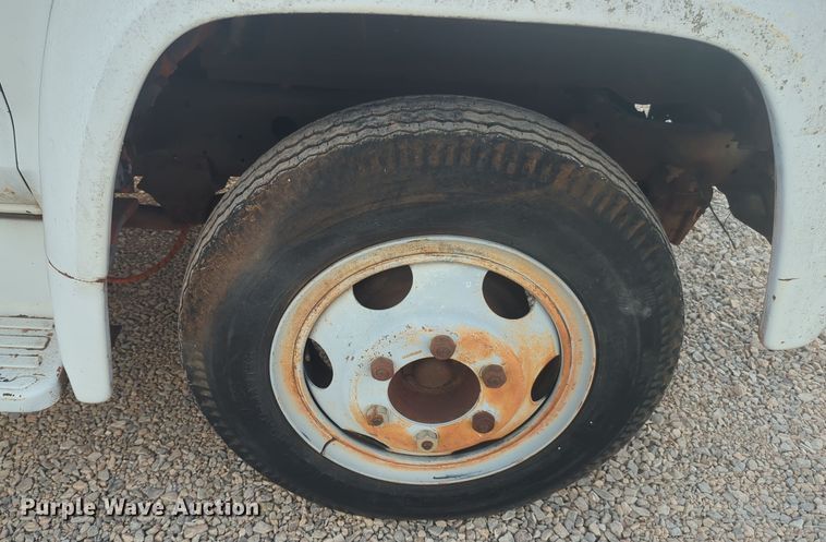 image for item EQ2416 1975 Ford F500 flatbed truck