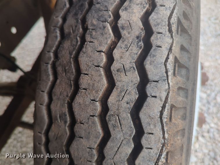 image for item EQ2416 1975 Ford F500 flatbed truck