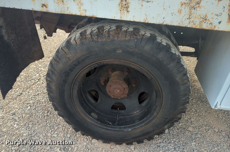 image for item EQ2416 1975 Ford F500 flatbed truck