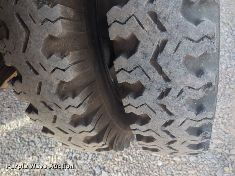 image for item EQ2416 1975 Ford F500 flatbed truck