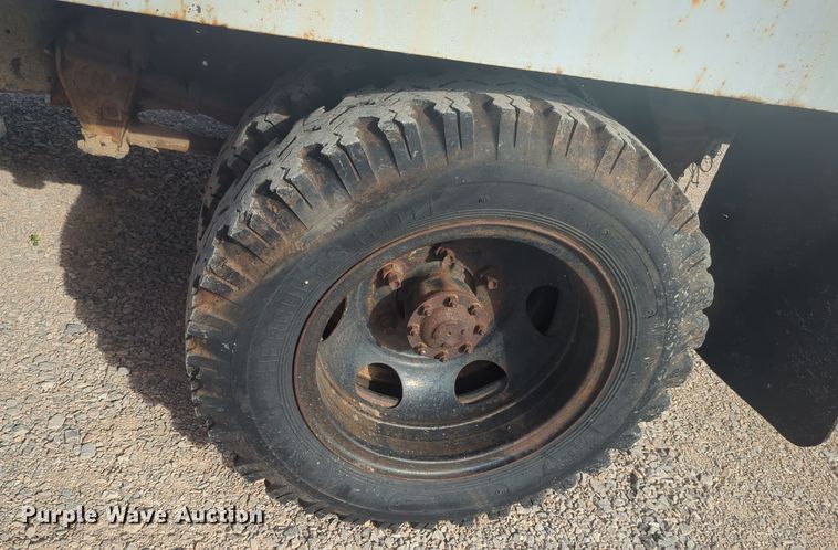 image for item EQ2416 1975 Ford F500 flatbed truck