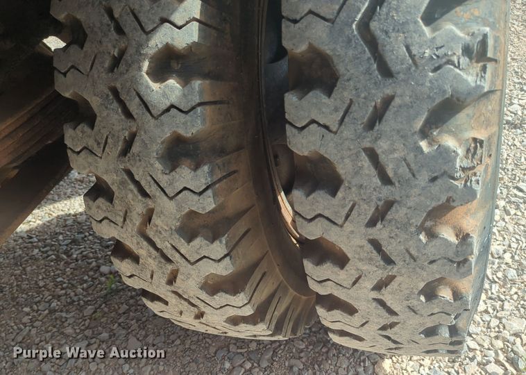 image for item EQ2416 1975 Ford F500 flatbed truck