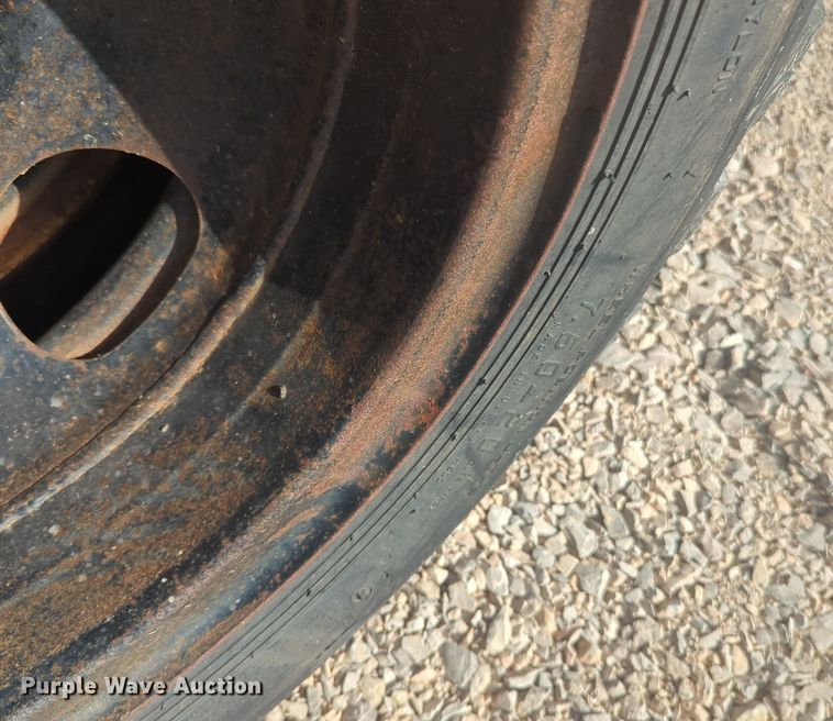 image for item EQ2416 1975 Ford F500 flatbed truck