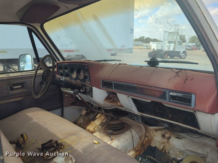 image for item EQ2424 1978 Chevrolet bucket truck