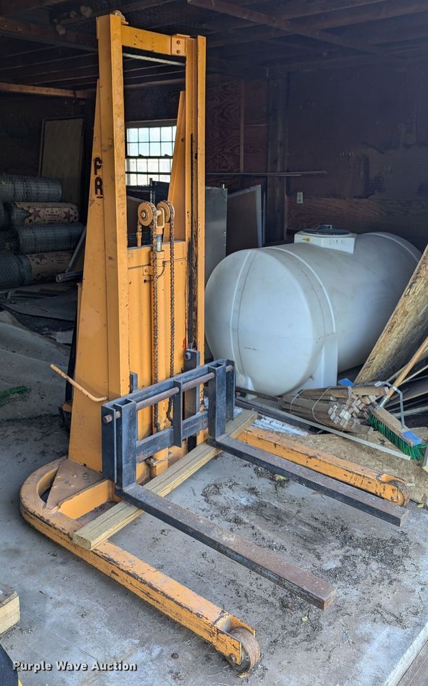 image for item EQ2494 Presto Lift pallet jack