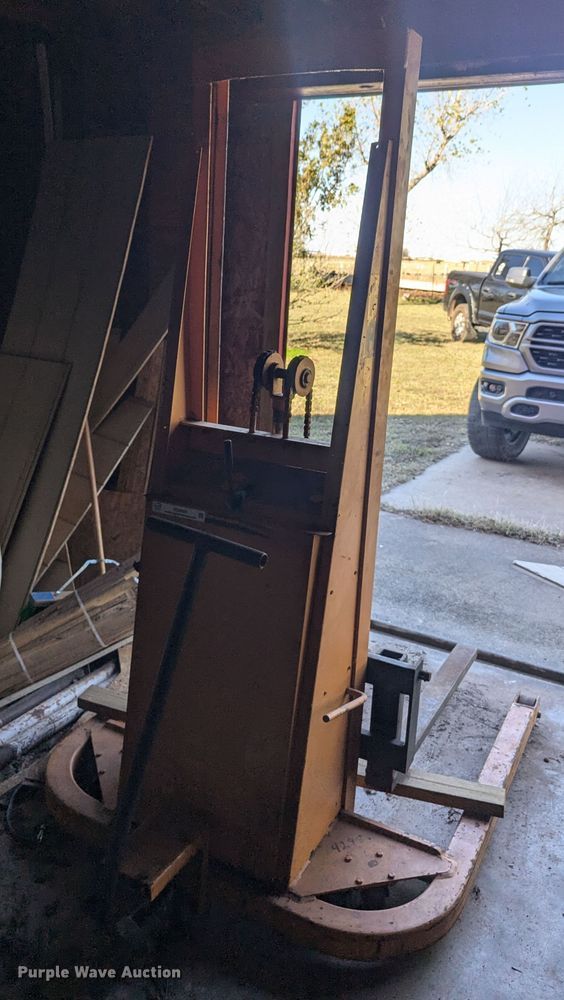 image for item EQ2494 Presto Lift pallet jack