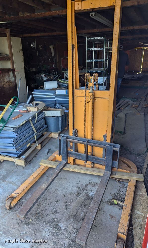 image for item EQ2494 Presto Lift pallet jack
