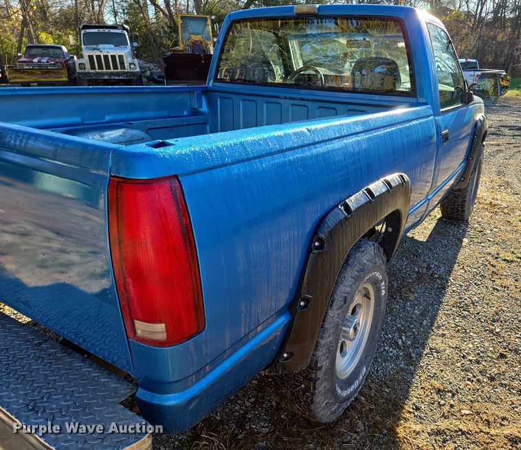 image for item EQ3572 1992 Chevrolet  K1500 pickup truck