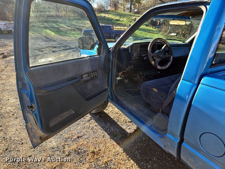 image for item EQ3572 1992 Chevrolet  K1500 pickup truck