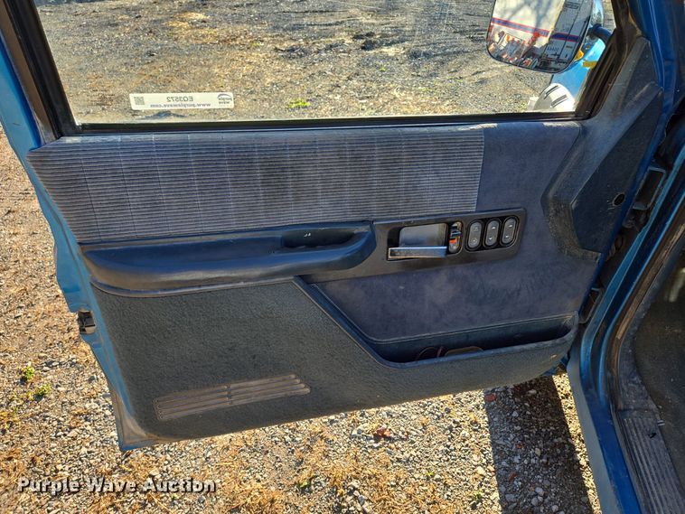 image for item EQ3572 1992 Chevrolet  K1500 pickup truck