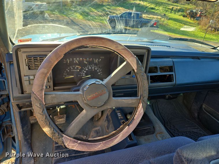 image for item EQ3572 1992 Chevrolet  K1500 pickup truck