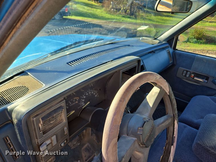 image for item EQ3572 1992 Chevrolet  K1500 pickup truck