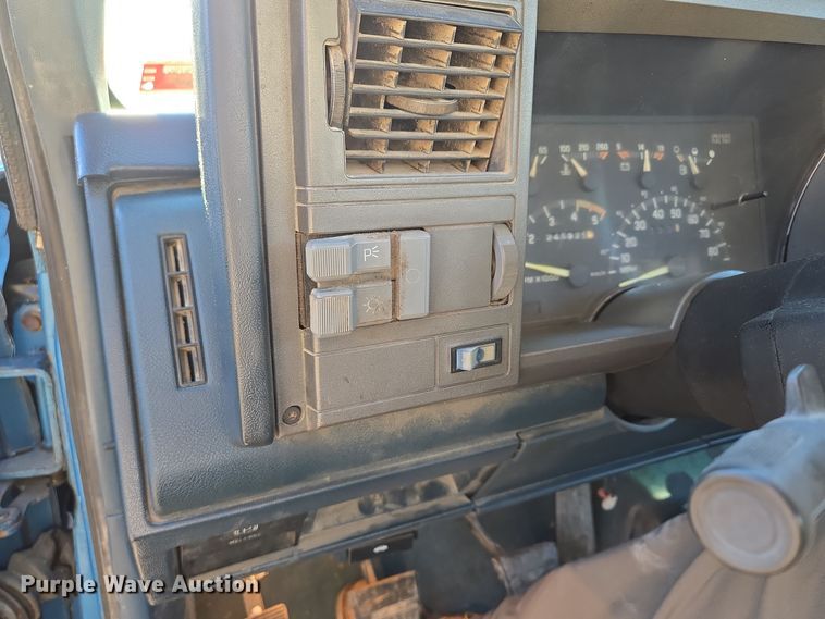 image for item EQ3572 1992 Chevrolet  K1500 pickup truck