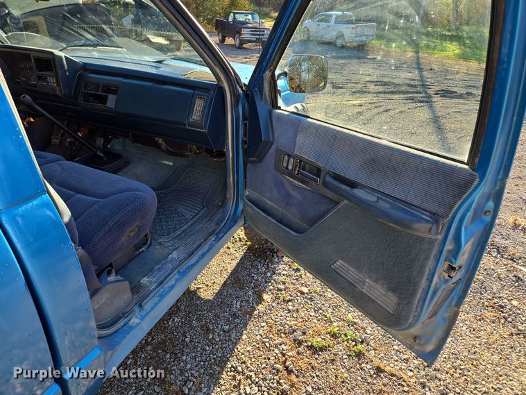 image for item EQ3572 1992 Chevrolet  K1500 pickup truck