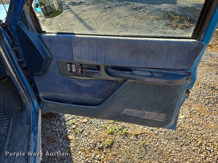 image for item EQ3572 1992 Chevrolet  K1500 pickup truck