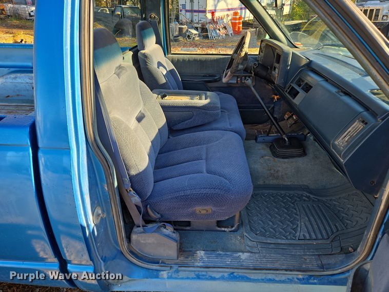 image for item EQ3572 1992 Chevrolet  K1500 pickup truck