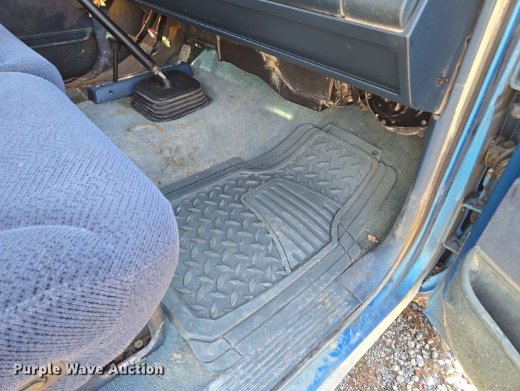 image for item EQ3572 1992 Chevrolet  K1500 pickup truck