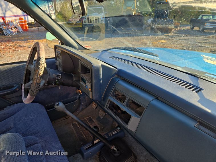 image for item EQ3572 1992 Chevrolet  K1500 pickup truck