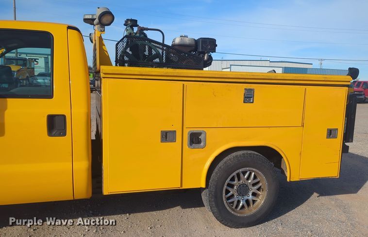 image for item ER4503 2016 Ford F350 Super Duty utility bed pickup truck