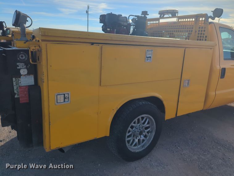 image for item ER4503 2016 Ford F350 Super Duty utility bed pickup truck