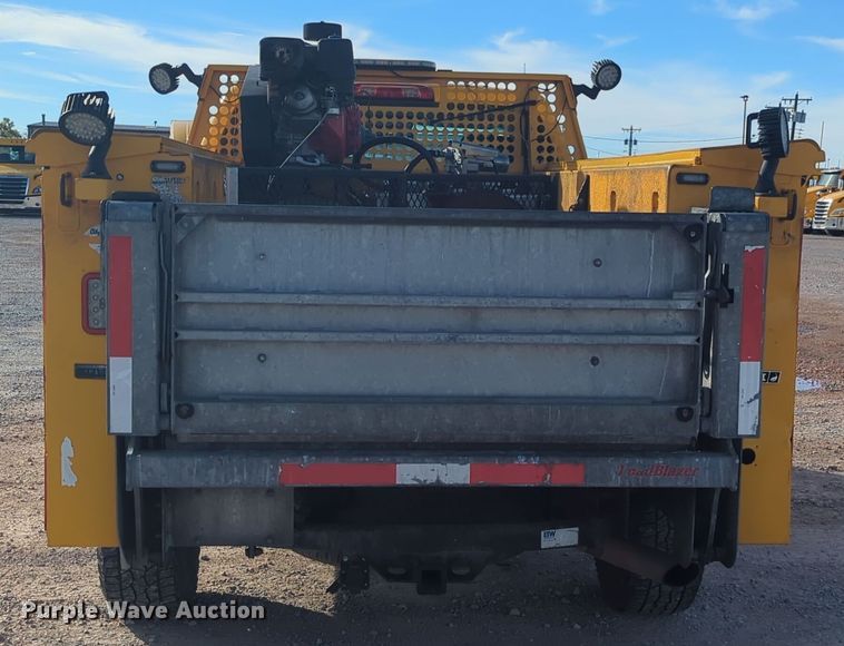 image for item ER4505 2018 Chevrolet Silverado 3500HD utility bed pickup truck