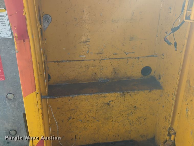 image for item ER4505 2018 Chevrolet Silverado 3500HD utility bed pickup truck