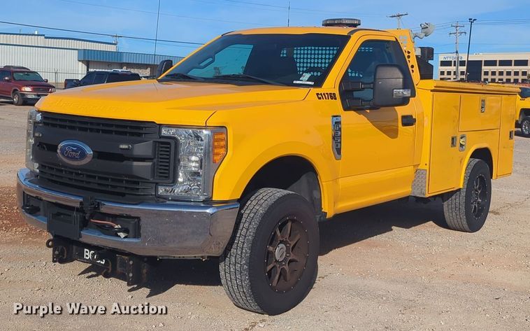 image for item ER4506 2017 Ford F350 Super Duty utility bed pickup truck