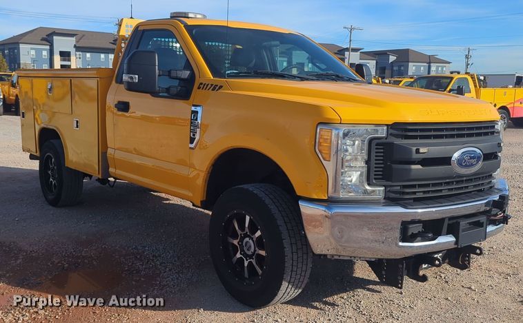 image for item ER4506 2017 Ford F350 Super Duty utility bed pickup truck