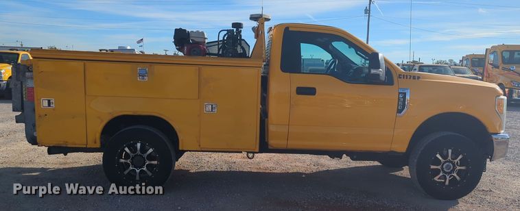 image for item ER4506 2017 Ford F350 Super Duty utility bed pickup truck