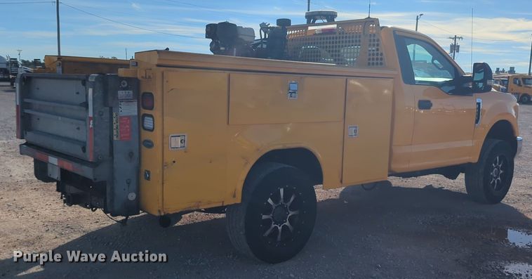 image for item ER4506 2017 Ford F350 Super Duty utility bed pickup truck