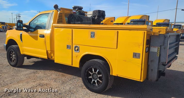 image for item ER4506 2017 Ford F350 Super Duty utility bed pickup truck