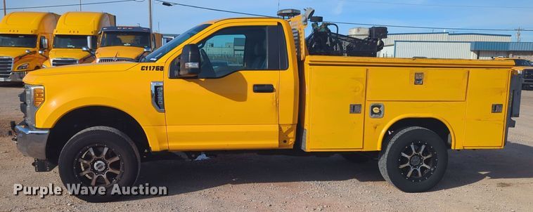 image for item ER4506 2017 Ford F350 Super Duty utility bed pickup truck