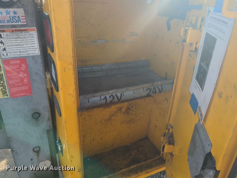 image for item ER4506 2017 Ford F350 Super Duty utility bed pickup truck