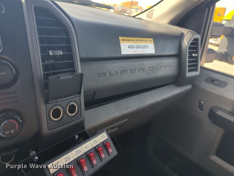 image for item ER4506 2017 Ford F350 Super Duty utility bed pickup truck