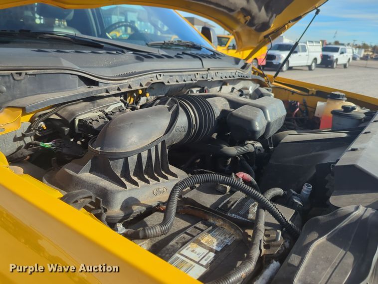 image for item ER4506 2017 Ford F350 Super Duty utility bed pickup truck