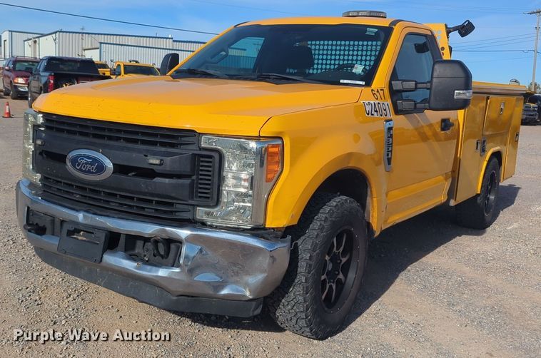 image for item ER4509 2017 Ford F350 Super Duty utility bed pickup truck