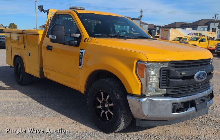 image for item ER4509 2017 Ford F350 Super Duty utility bed pickup truck