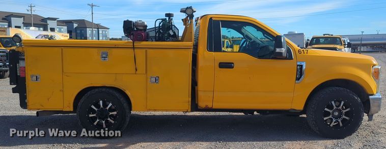 image for item ER4509 2017 Ford F350 Super Duty utility bed pickup truck