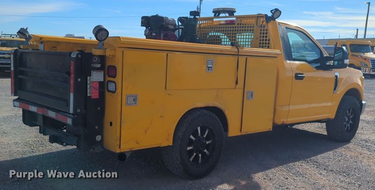 image for item ER4509 2017 Ford F350 Super Duty utility bed pickup truck