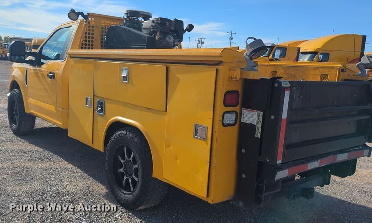 image for item ER4509 2017 Ford F350 Super Duty utility bed pickup truck