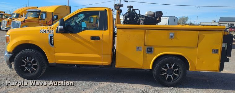 image for item ER4509 2017 Ford F350 Super Duty utility bed pickup truck